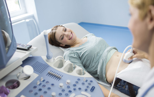 美国的试管婴儿专家如何避免促排卵的风险？